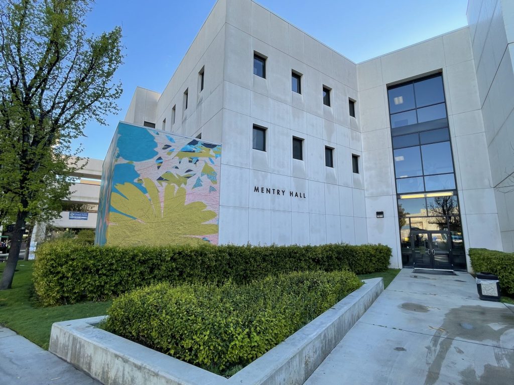 The benefits and drawbacks of two year community college compared to a four year university